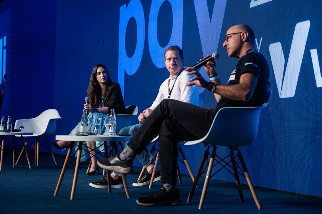 Innovation Pay 2022: Carolina Livolis, Head de produtos da Tray, com Alexandre Bratt, CEO do Grupo Víssimo (Evino / Grand Cru) e Joaquim Garcia, Vice-Presidente de tecnologia da Pague Menos