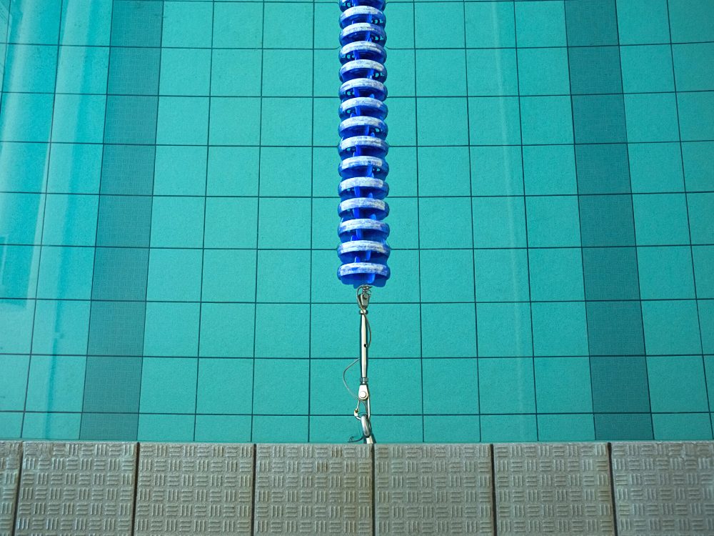 Gestão de Clube de lazer: imagem de piscina com divisória e estrutura de lazer