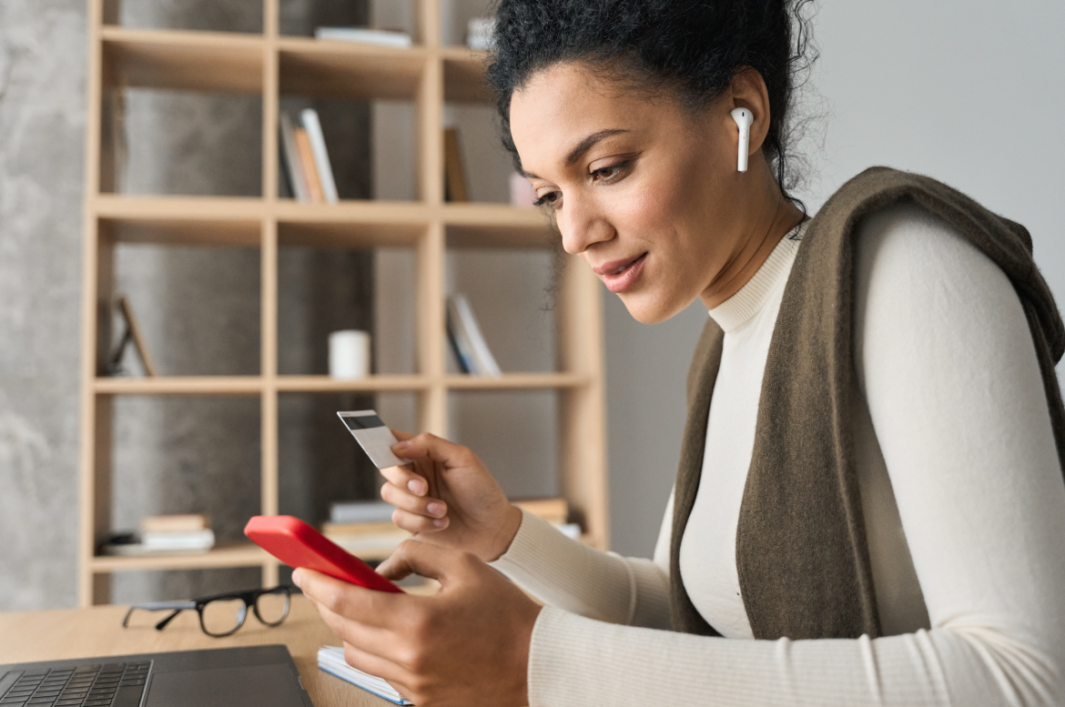 Transações bancárias: 80% das operações no Brasil são digitais. Na imagem, mulher olha para celular e faz pagamento virtual em celular