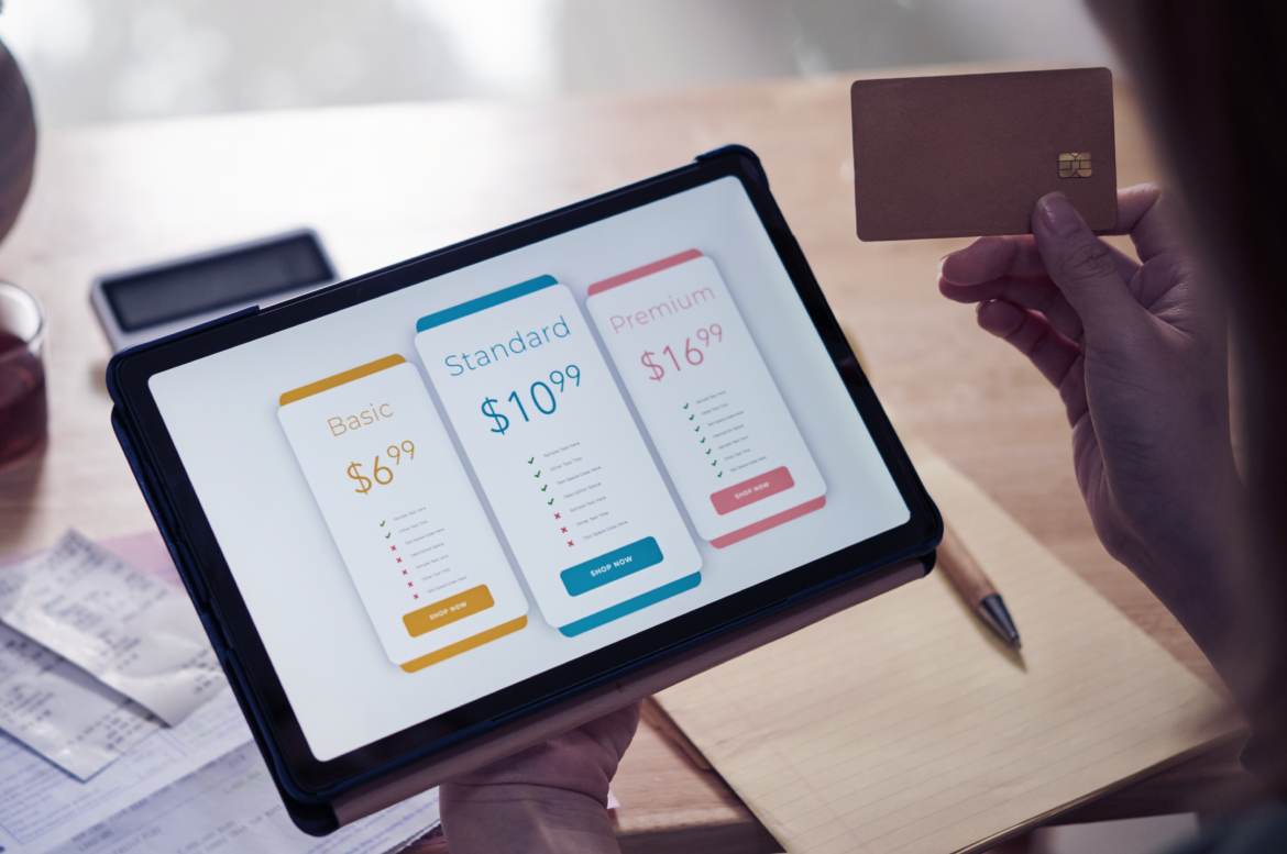 Precificação Progressiva: vale a pena testar o modelo?. Imagem de cliente escolhendo plano de assinatura no tablet (tela com 3 planos diferentes)