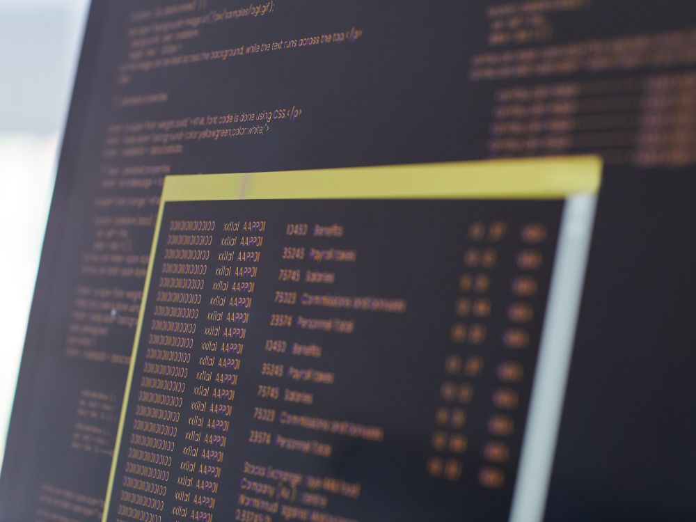 Uma tela de computador que apresenta diversos códigos de programação